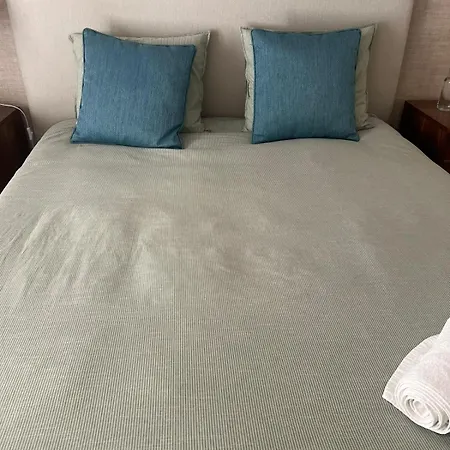 아파트 Modern 4-Bedroom Apartment In Bairro Alto, Lisbon *